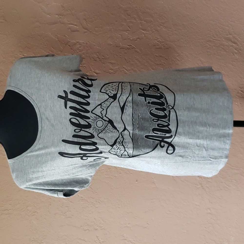 NWT Lovely Souls Adventure Awaits Short Sleeve Tee Gray Small